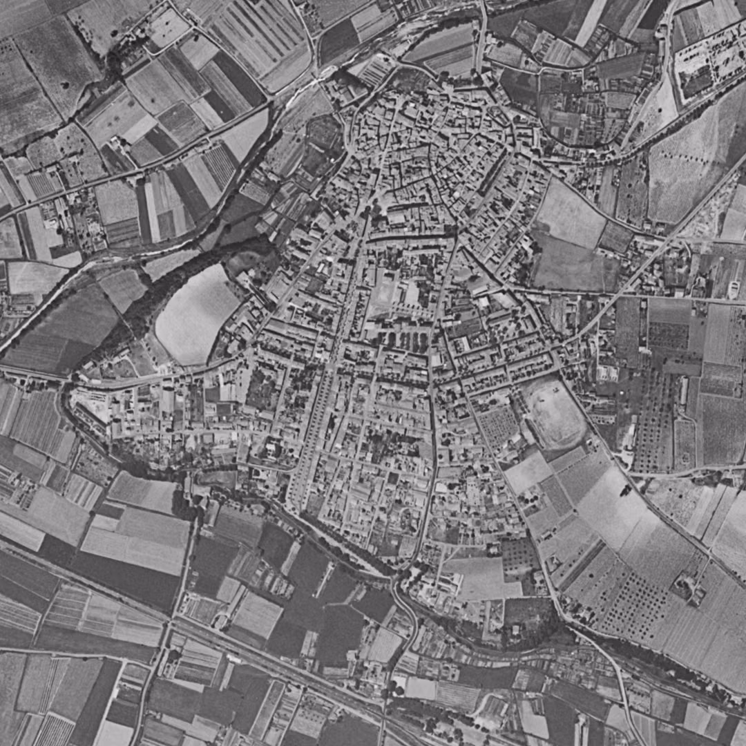 Pertuis en 1958, le centre vu du ciel, au même cadrage