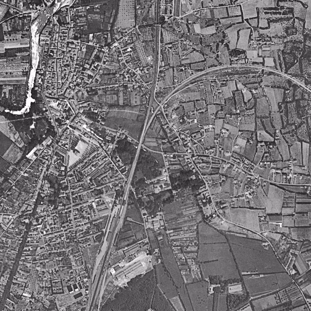 Sorgues en 1953, le centre vu du ciel, au même cadrage