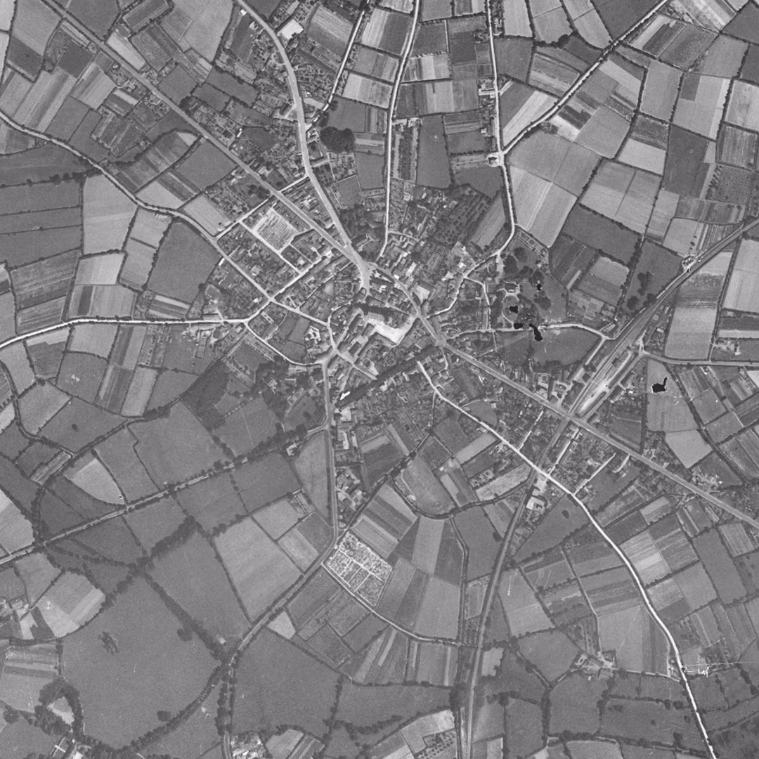 Aizenay en 1950, le centre vu du ciel, au même cadrage