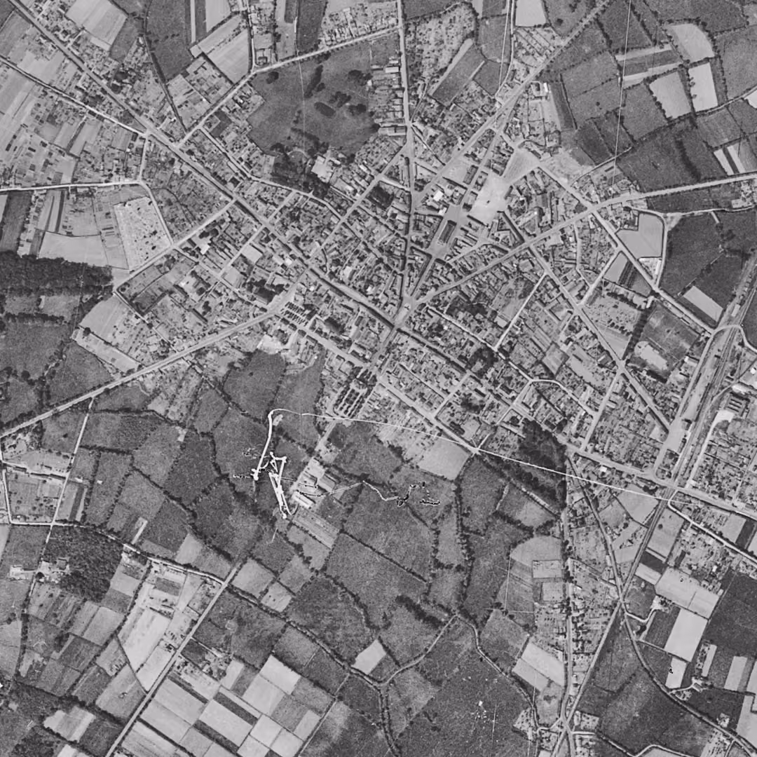 Challans en 1950, le centre vu du ciel, au même cadrage