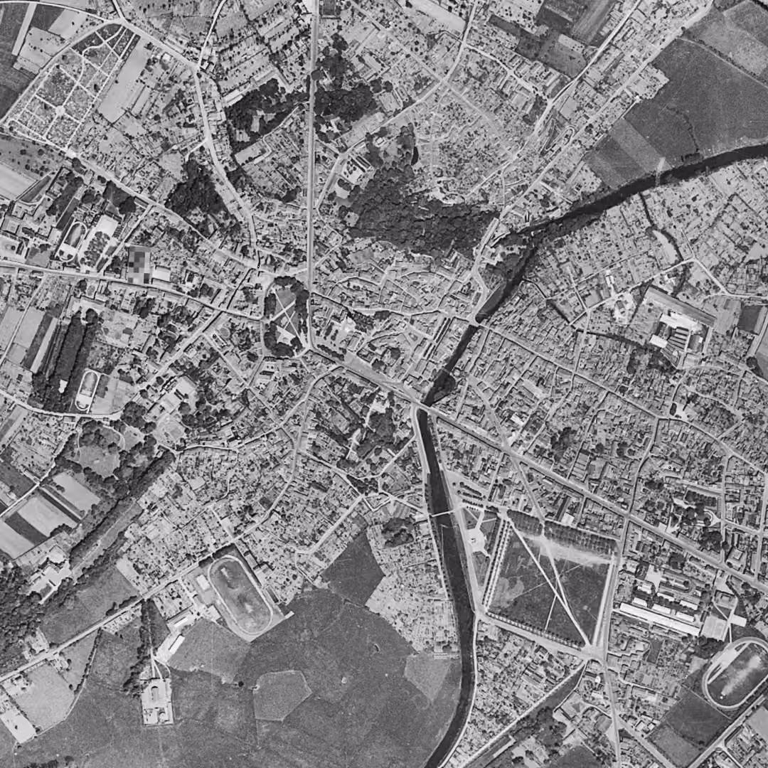 Fontenay-le-Comte en 1950, le centre vu du ciel, au même cadrage