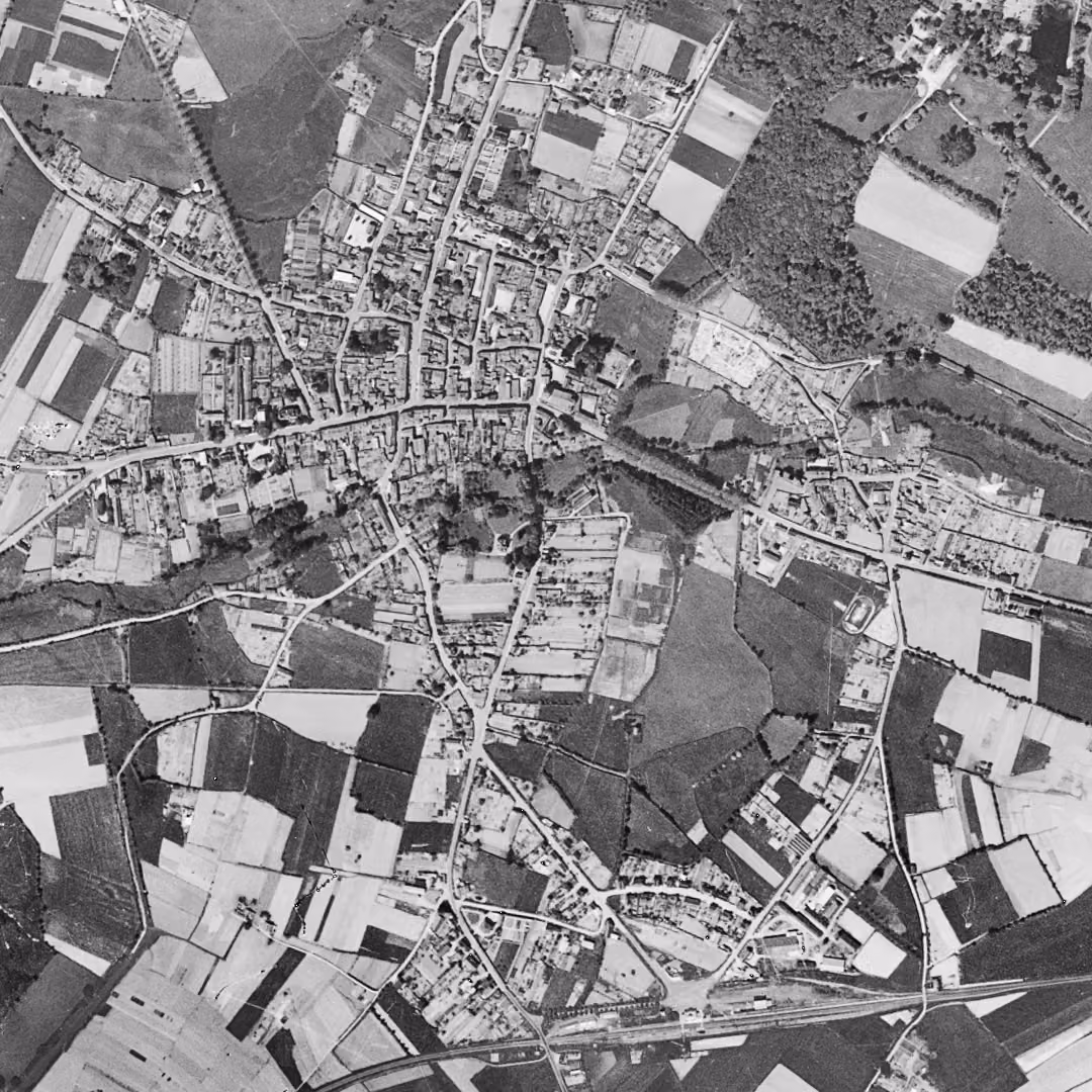 Les Herbiers en 1950, le centre vu du ciel, au même cadrage