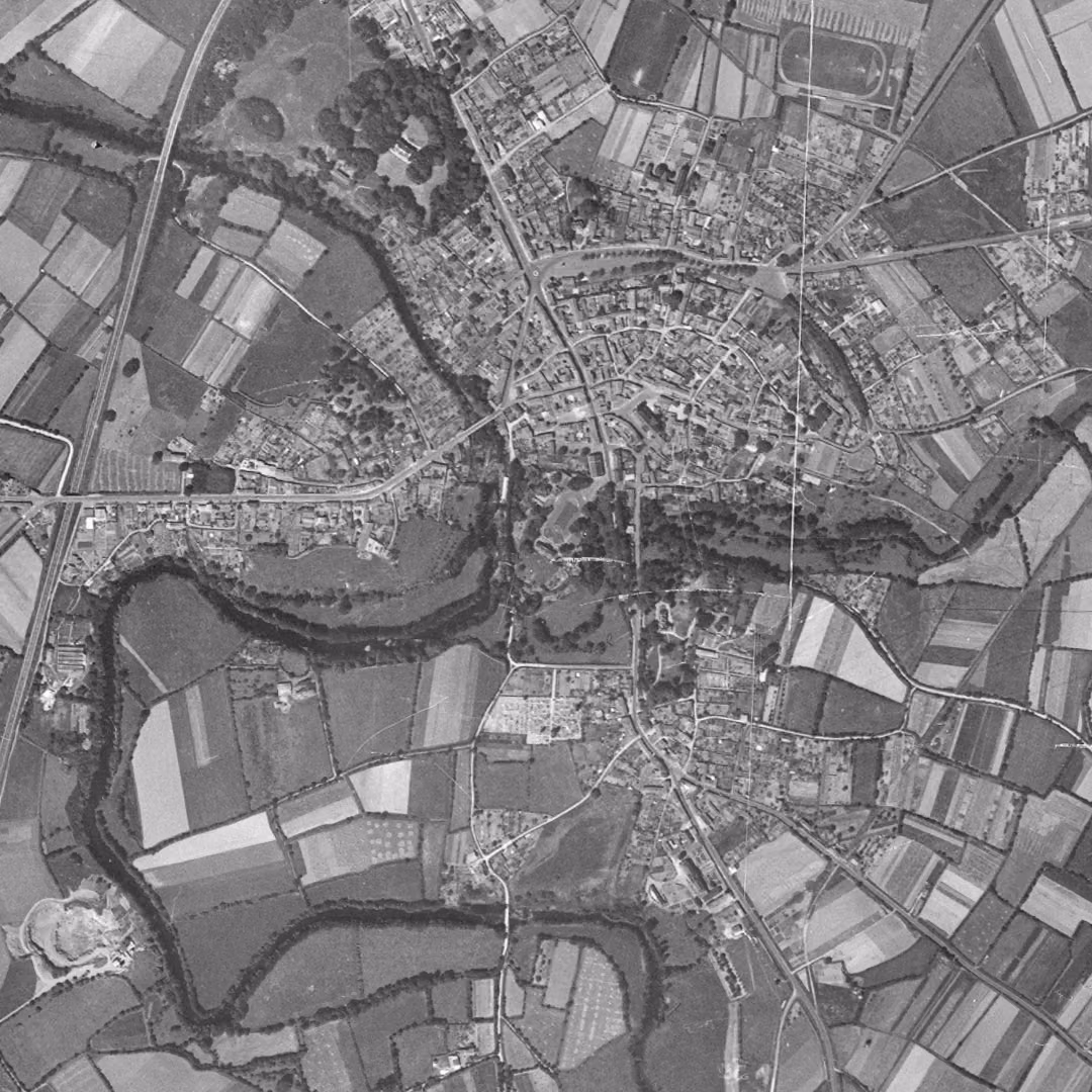 Montaigu-Vendée en 1950, le centre vu du ciel, au même cadrage