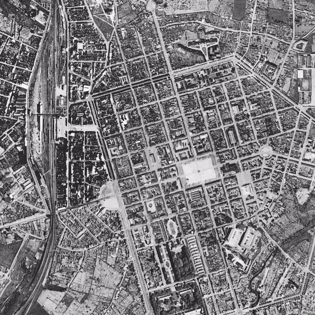 La Roche-sur-Yon en 1950, le centre vu du ciel, au même cadrage