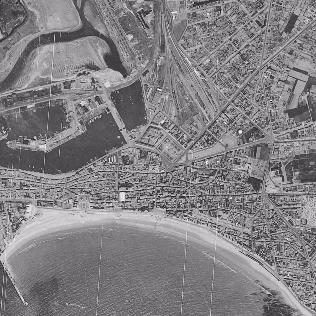 Les Sables-d'Olonne en 1950, le centre vu du ciel, au même cadrage