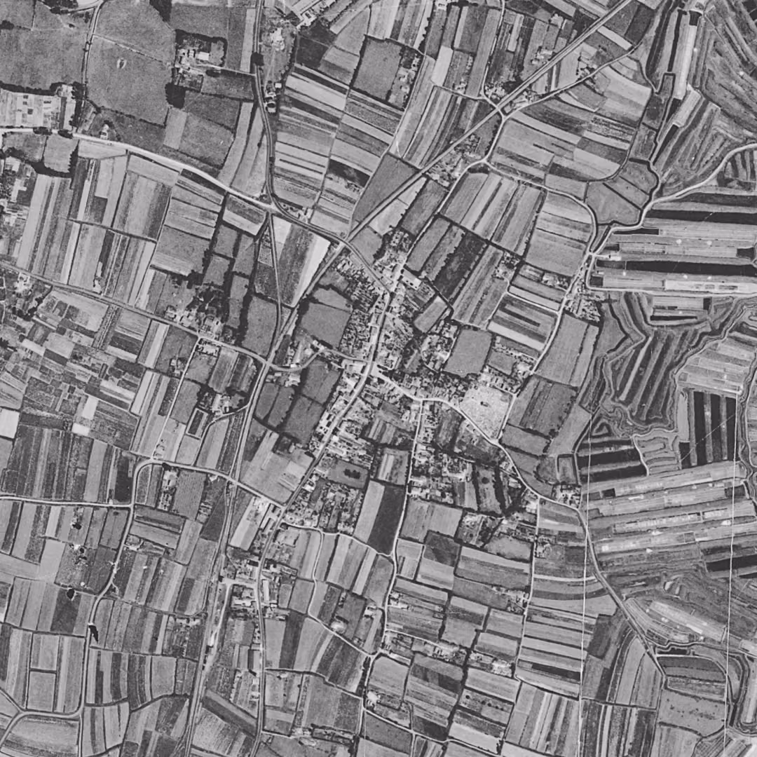 Saint-Hilaire-de-Riez en 1950, le centre vu du ciel, au même cadrage