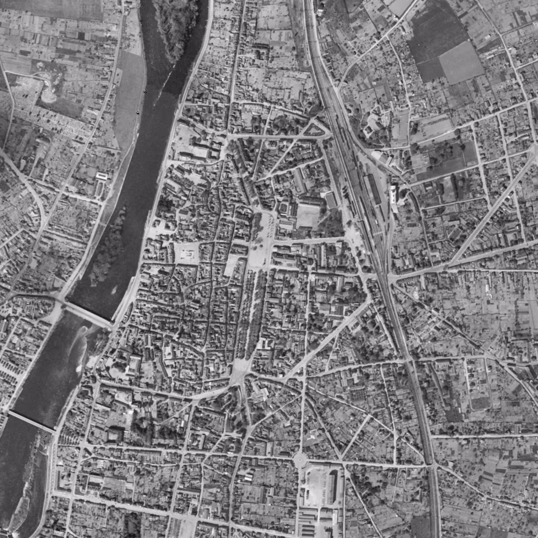 Châtellerault en 1950, le centre vu du ciel, au même cadrage