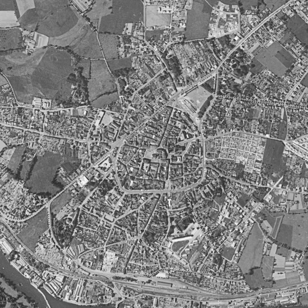 Saint-Junien en 1960, le centre vu du ciel, au même cadrage