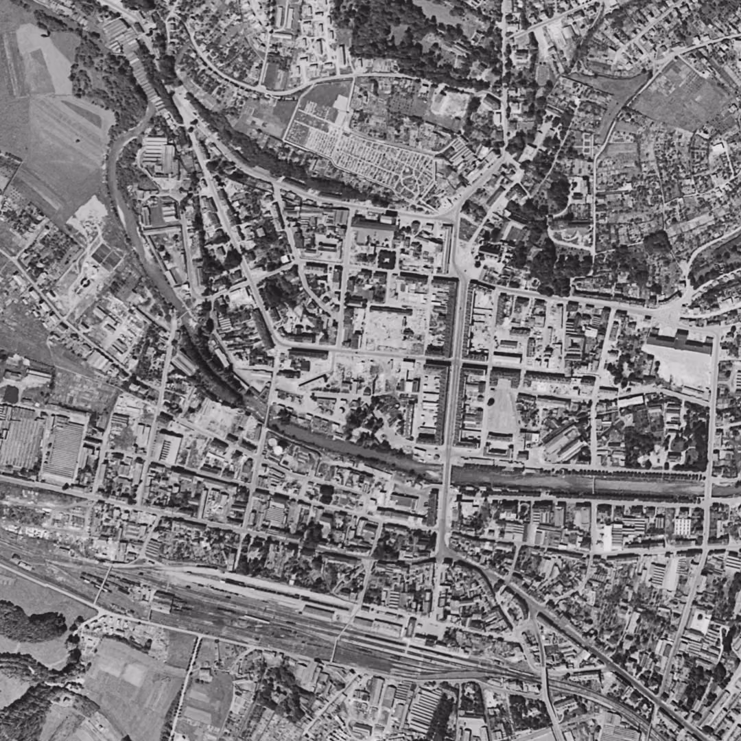 Saint-Dié-des-Vosges en 1956, le centre vu du ciel, au même cadrage