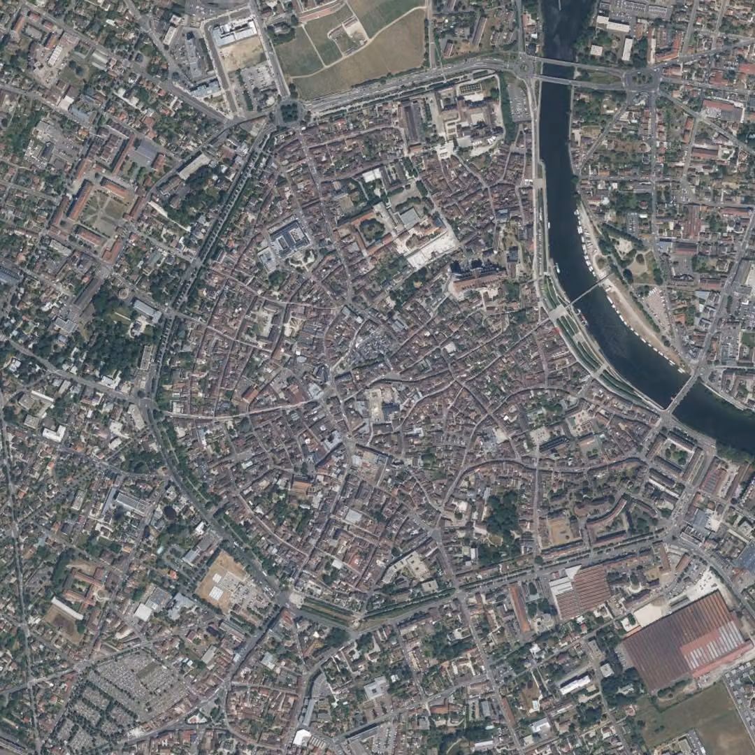 Auxerre aujourd'hui, le centre vu du ciel