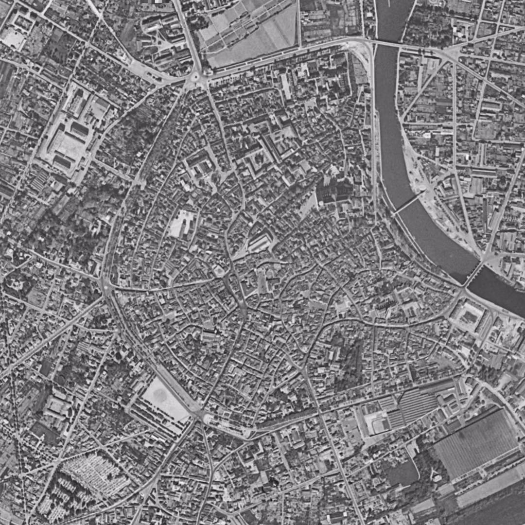 Auxerre en 1953, le centre vu du ciel, au même cadrage
