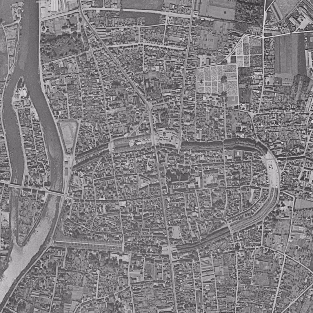 Sens en 1953, le centre vu du ciel, au même cadrage
