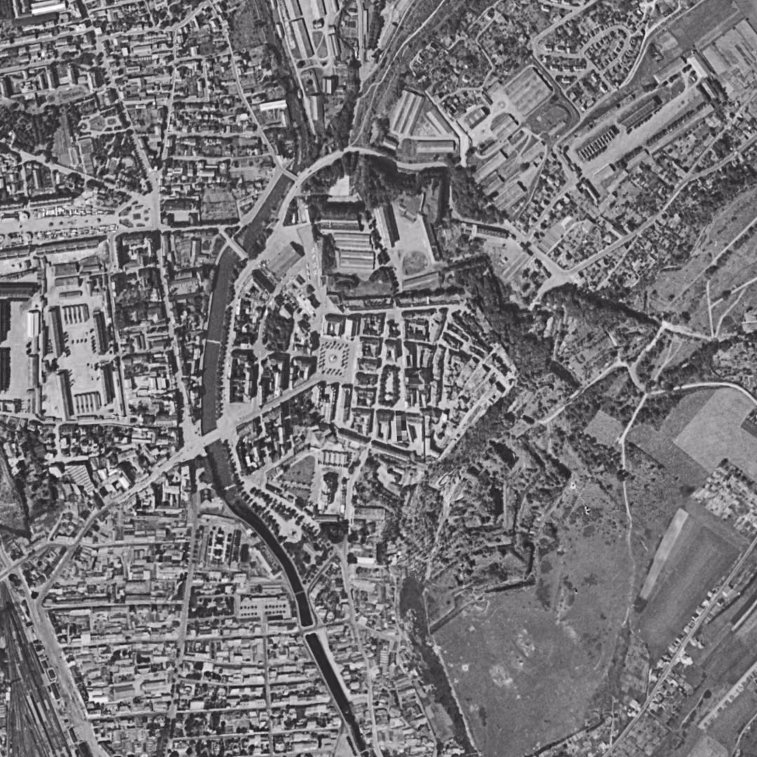 Belfort en 1951, le centre vu du ciel, au même cadrage