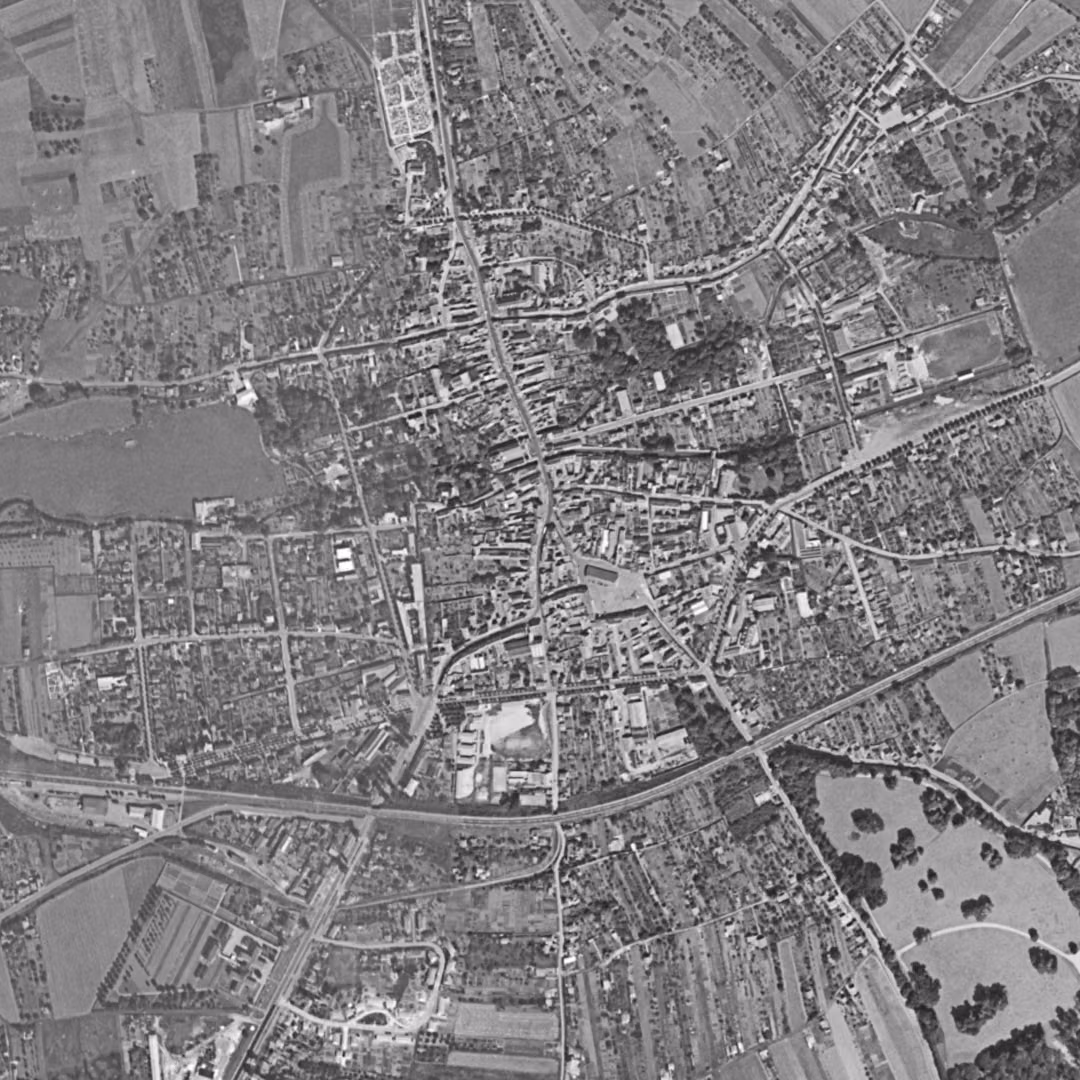 Arpajon en 1954, le centre vu du ciel, au même cadrage
