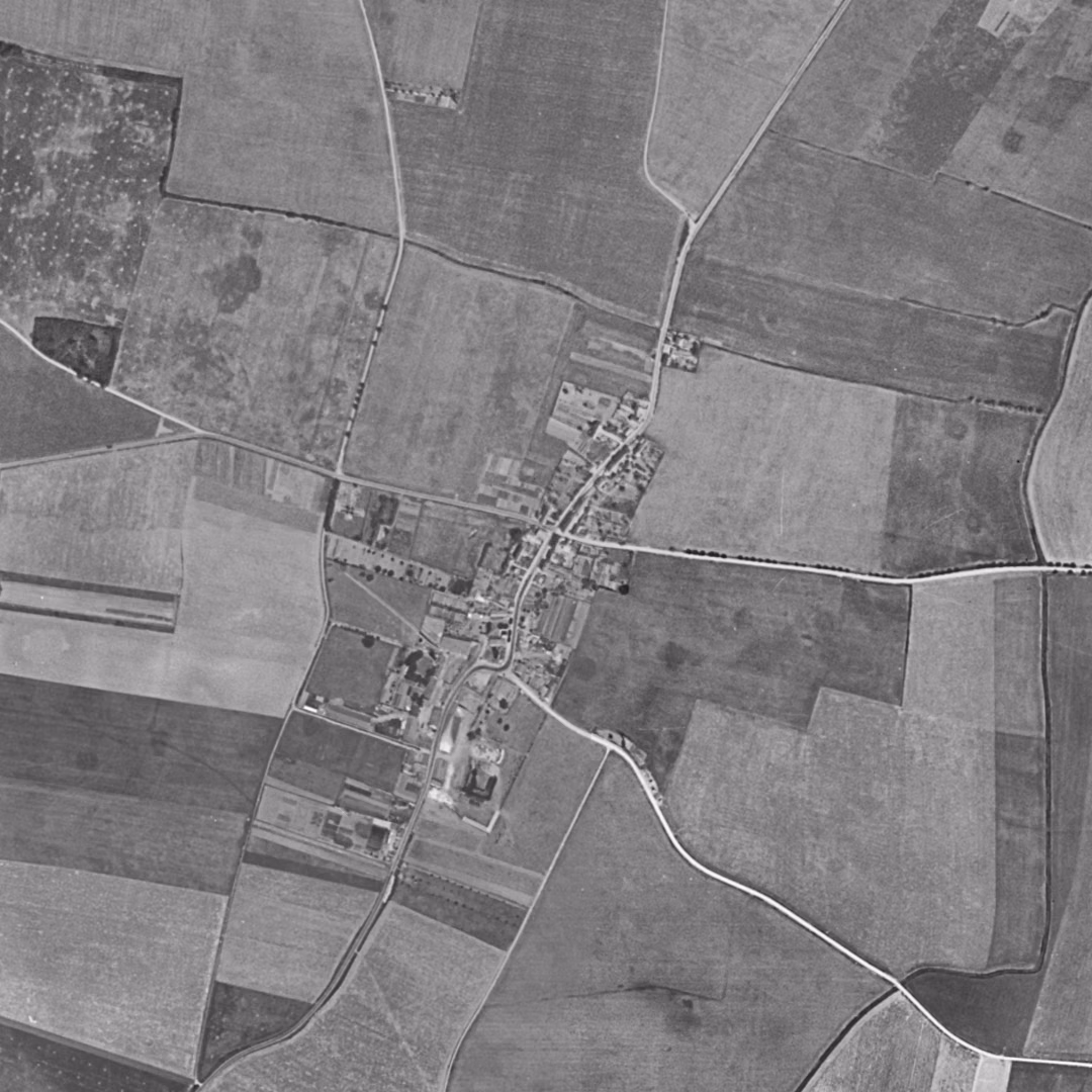 Bondoufle en 1949, le centre vu du ciel, au même cadrage
