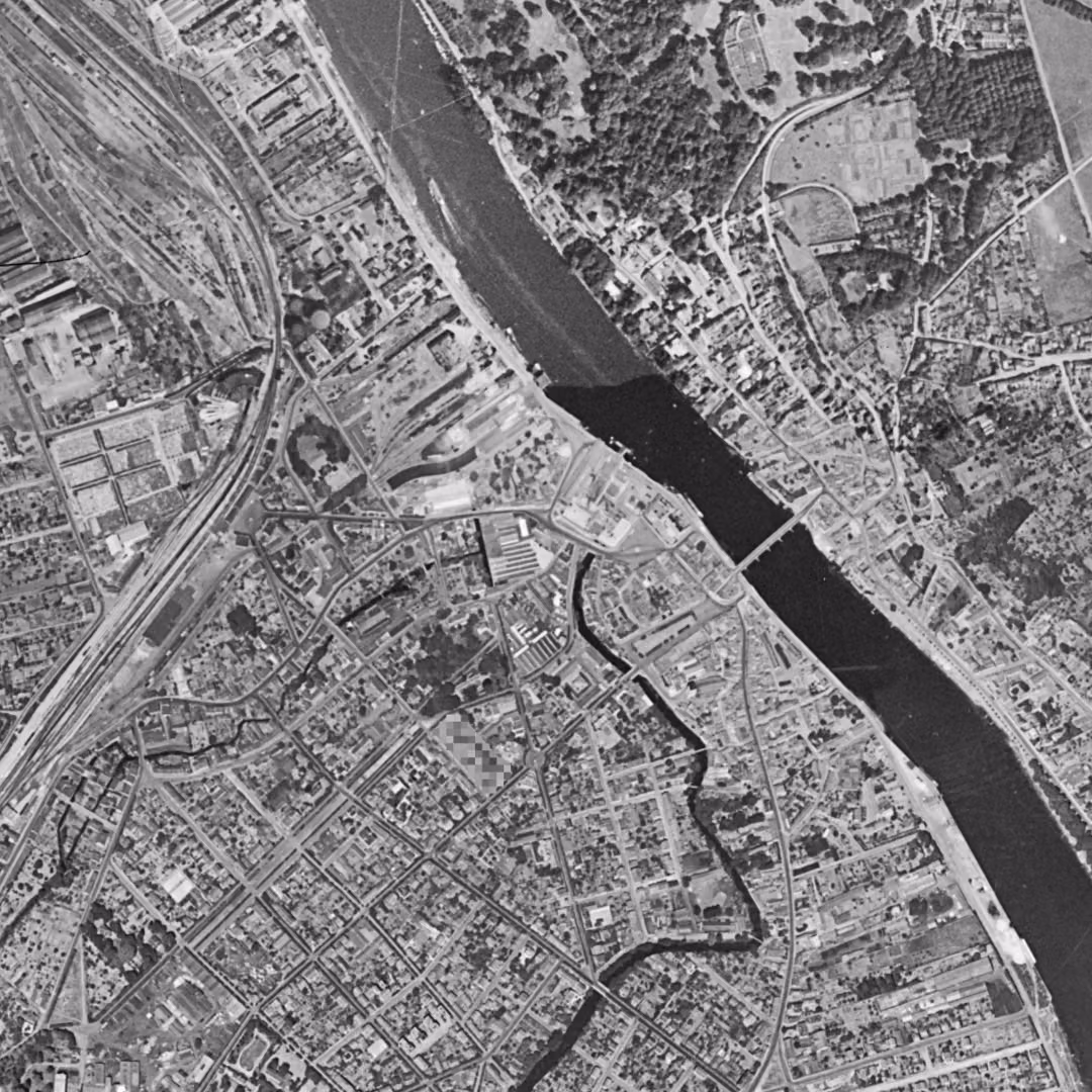 Corbeil-Essonnes en 1949, le centre vu du ciel, au même cadrage