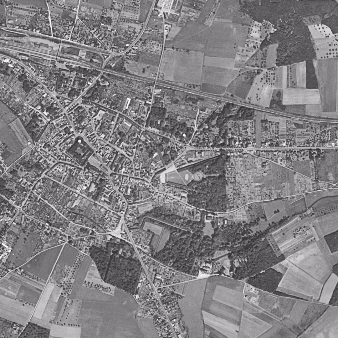 Dourdan en 1954, le centre vu du ciel, au même cadrage