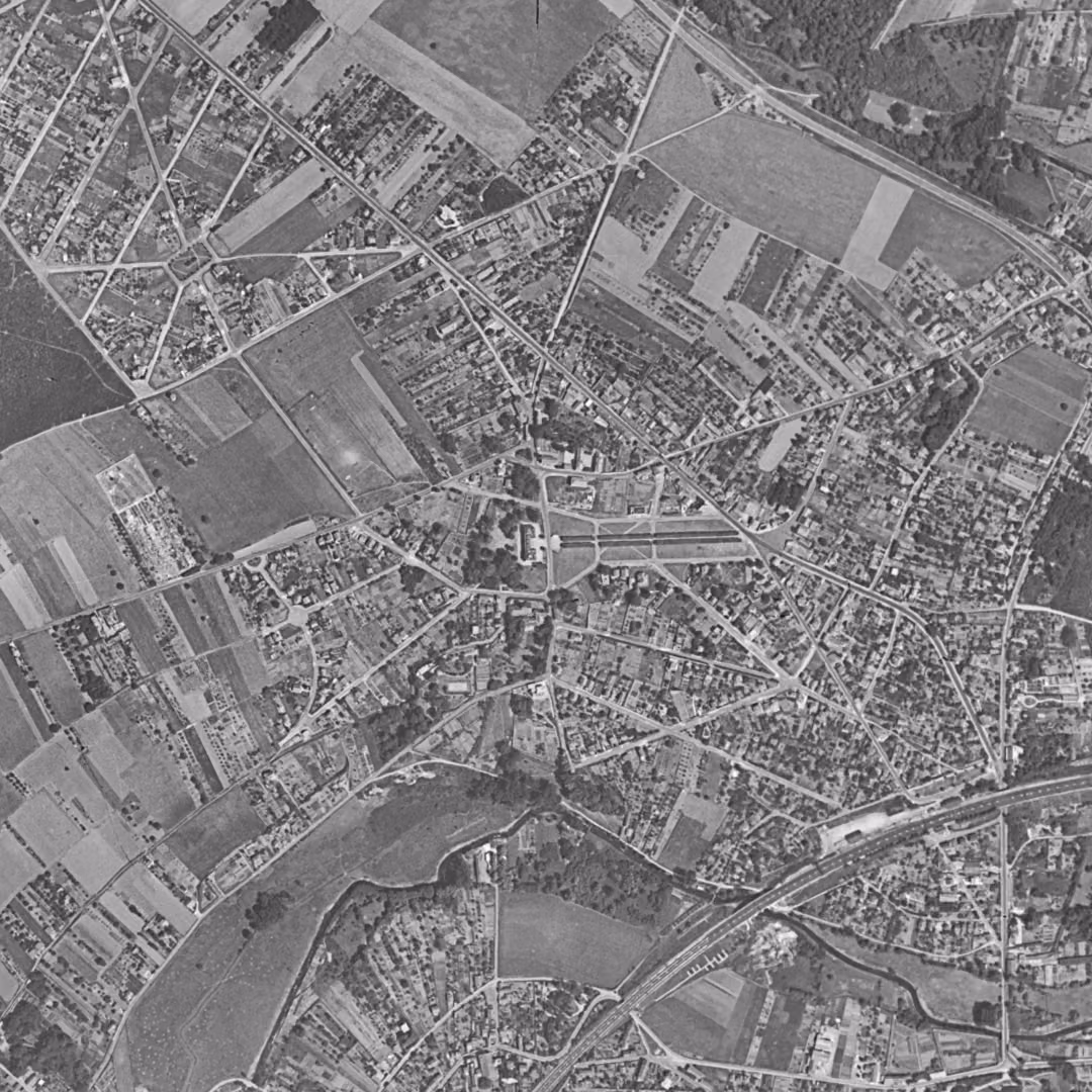 Épinay-sur-Orge en 1949, le centre vu du ciel, au même cadrage