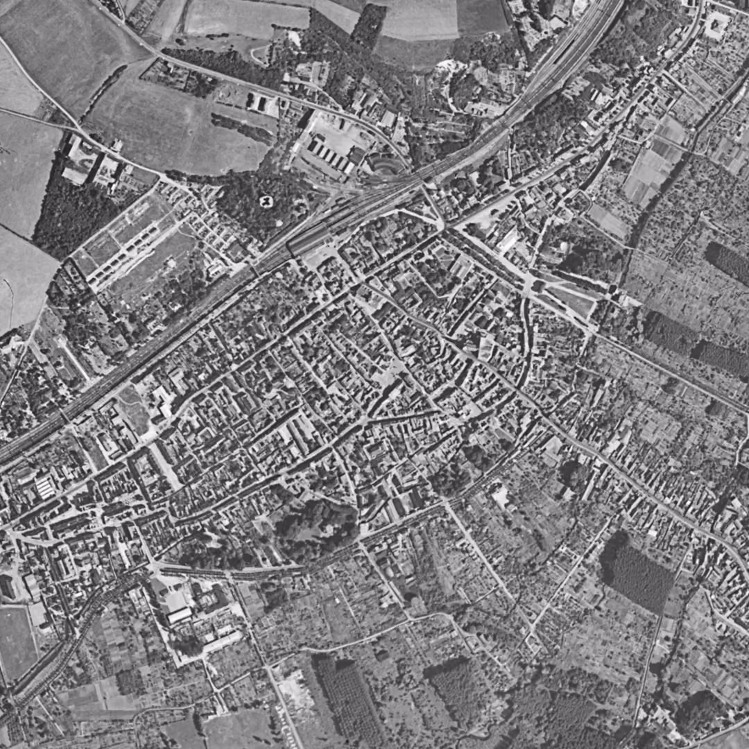 Étampes en 1954, le centre vu du ciel, au même cadrage