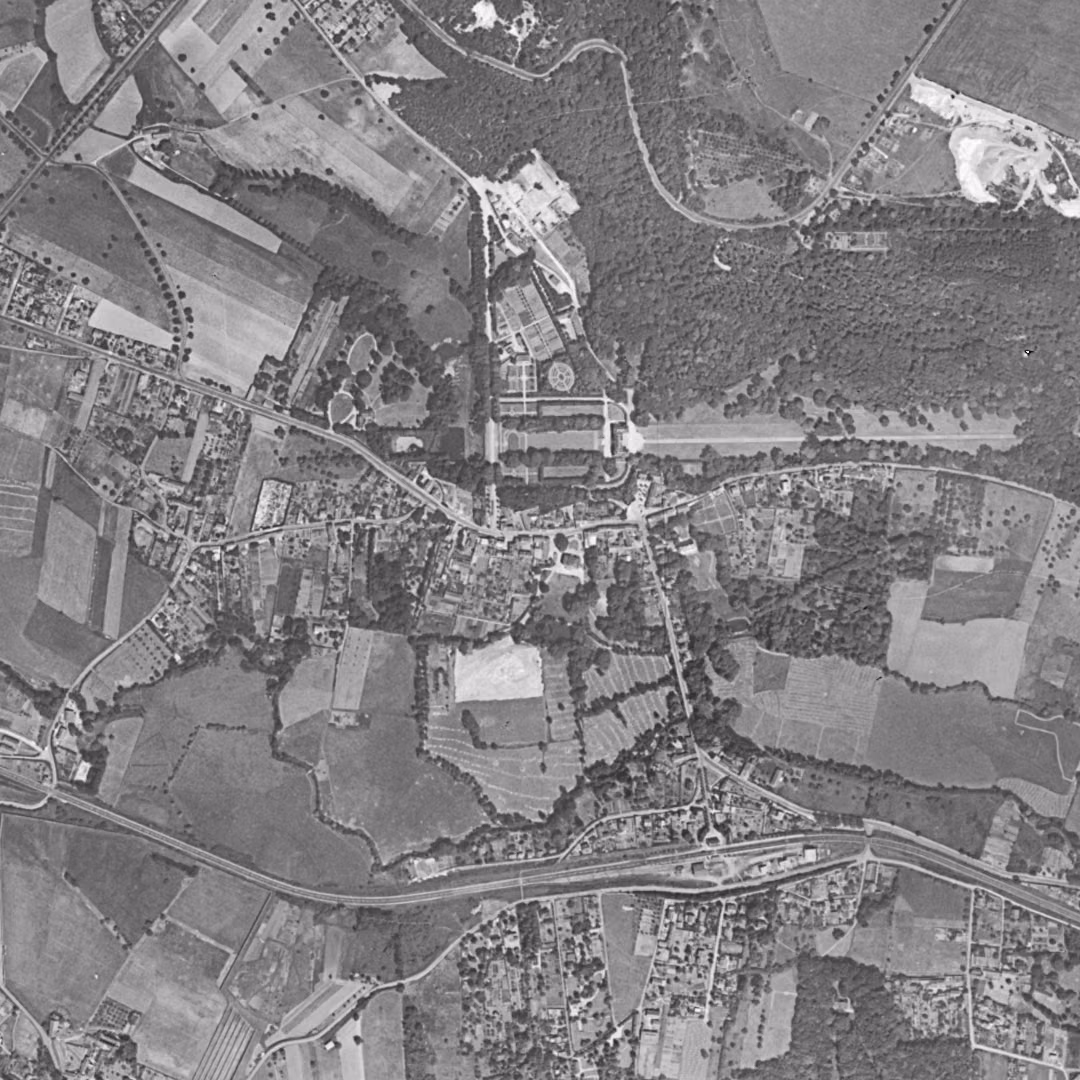 Gif-sur-Yvette en 1949, le centre vu du ciel, au même cadrage