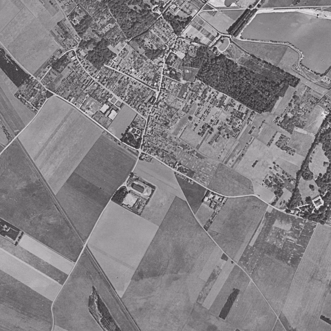 Grigny en 1949, le centre vu du ciel, au même cadrage