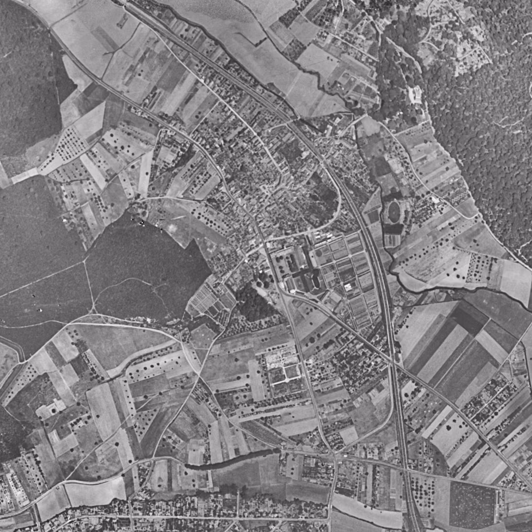 Igny en 1949, le centre vu du ciel, au même cadrage