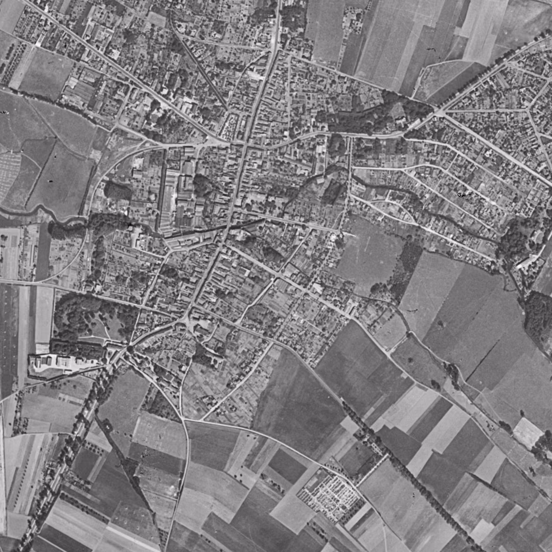 Longjumeau en 1949, le centre vu du ciel, au même cadrage