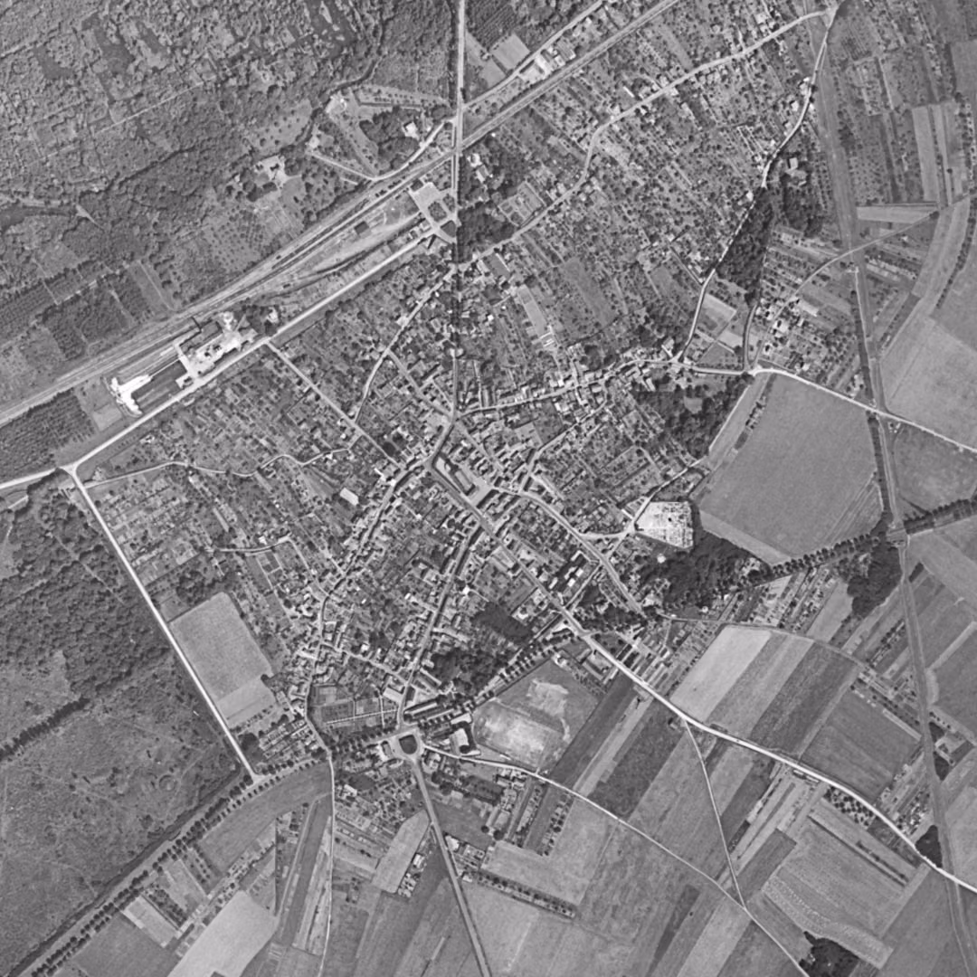 Mennecy en 1954, le centre vu du ciel, au même cadrage