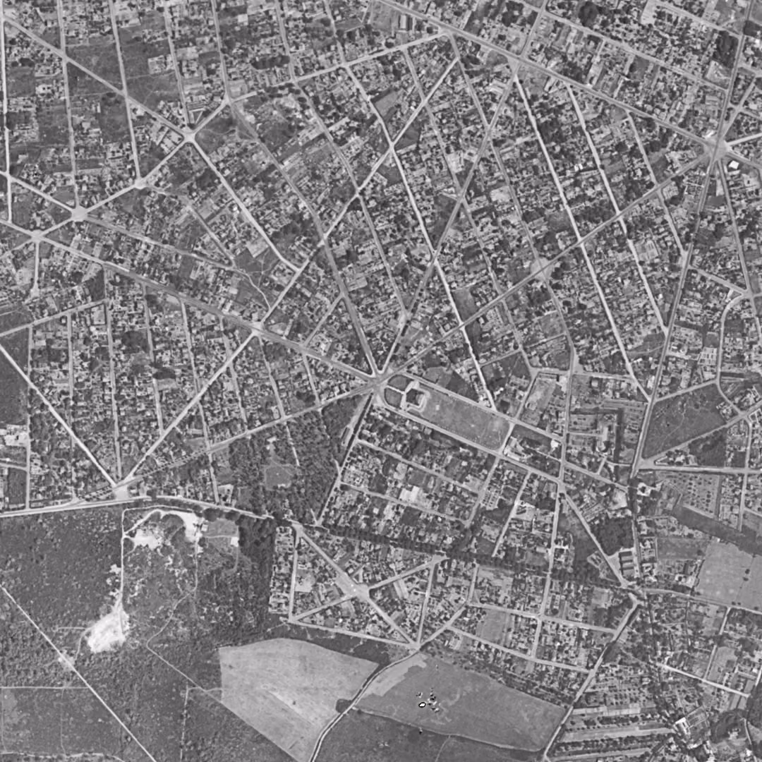 Sainte-Geneviève-des-Bois en 1949, le centre vu du ciel, au même cadrage