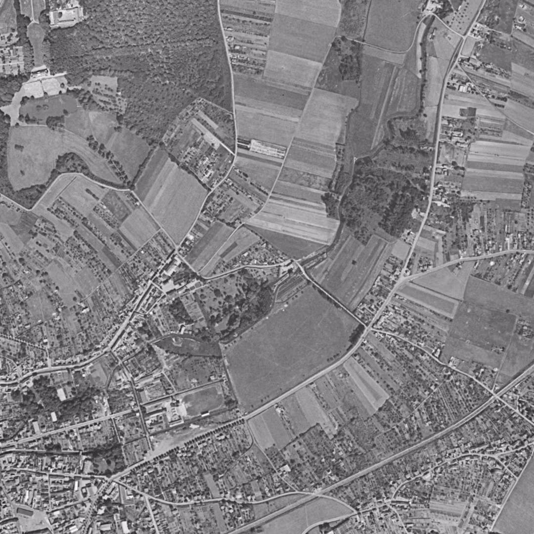 Saint-Germain-lès-Arpajon en 1954, le centre vu du ciel, au même cadrage