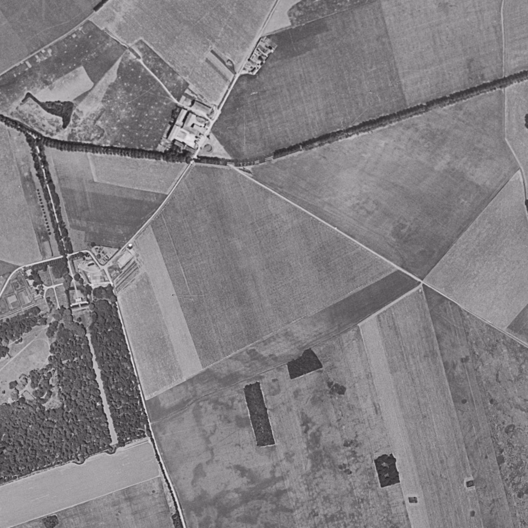 Saint-Pierre-du-Perray en 1949, le centre vu du ciel, au même cadrage
