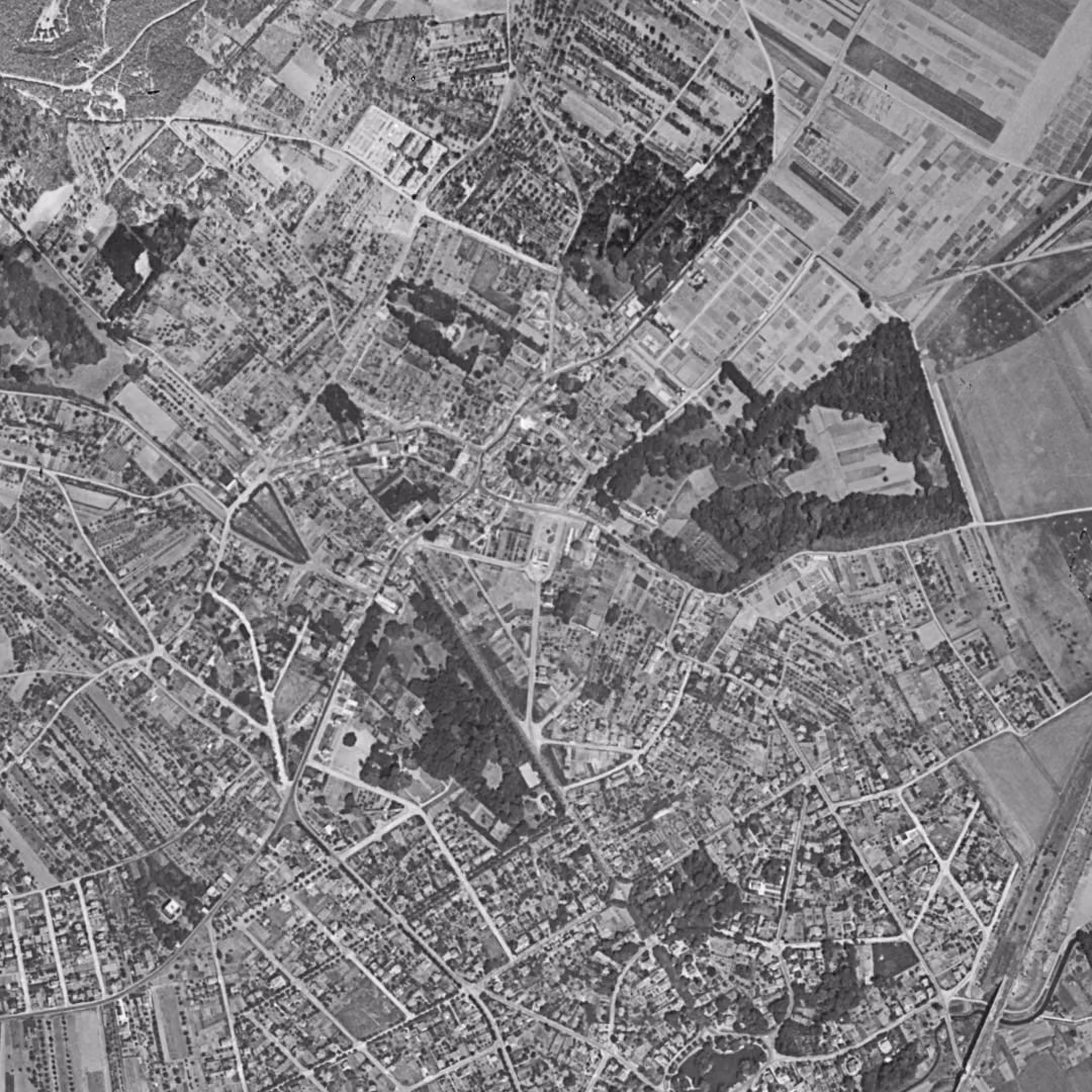 Verrières-le-Buisson en 1949, le centre vu du ciel, au même cadrage