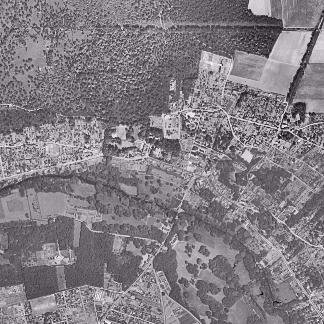 Yerres en 1949, le centre vu du ciel, au même cadrage