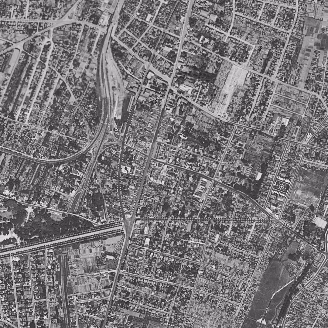 Bourg-la-Reine en 1949, le centre vu du ciel, au même cadrage
