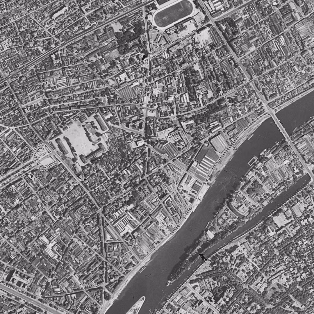 Courbevoie en 1949, le centre vu du ciel, au même cadrage