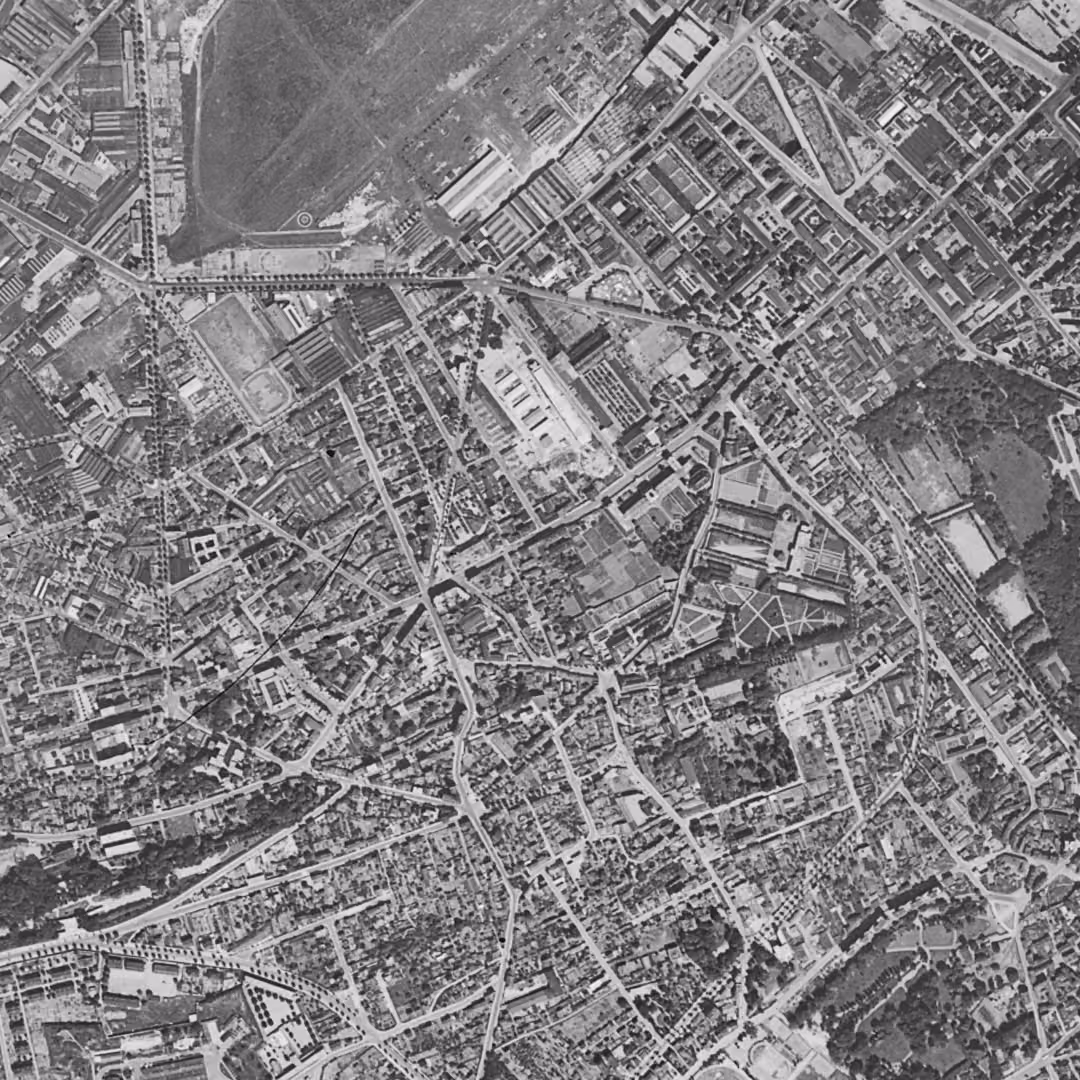 Issy-les-Moulineaux en 1949, le centre vu du ciel, au même cadrage