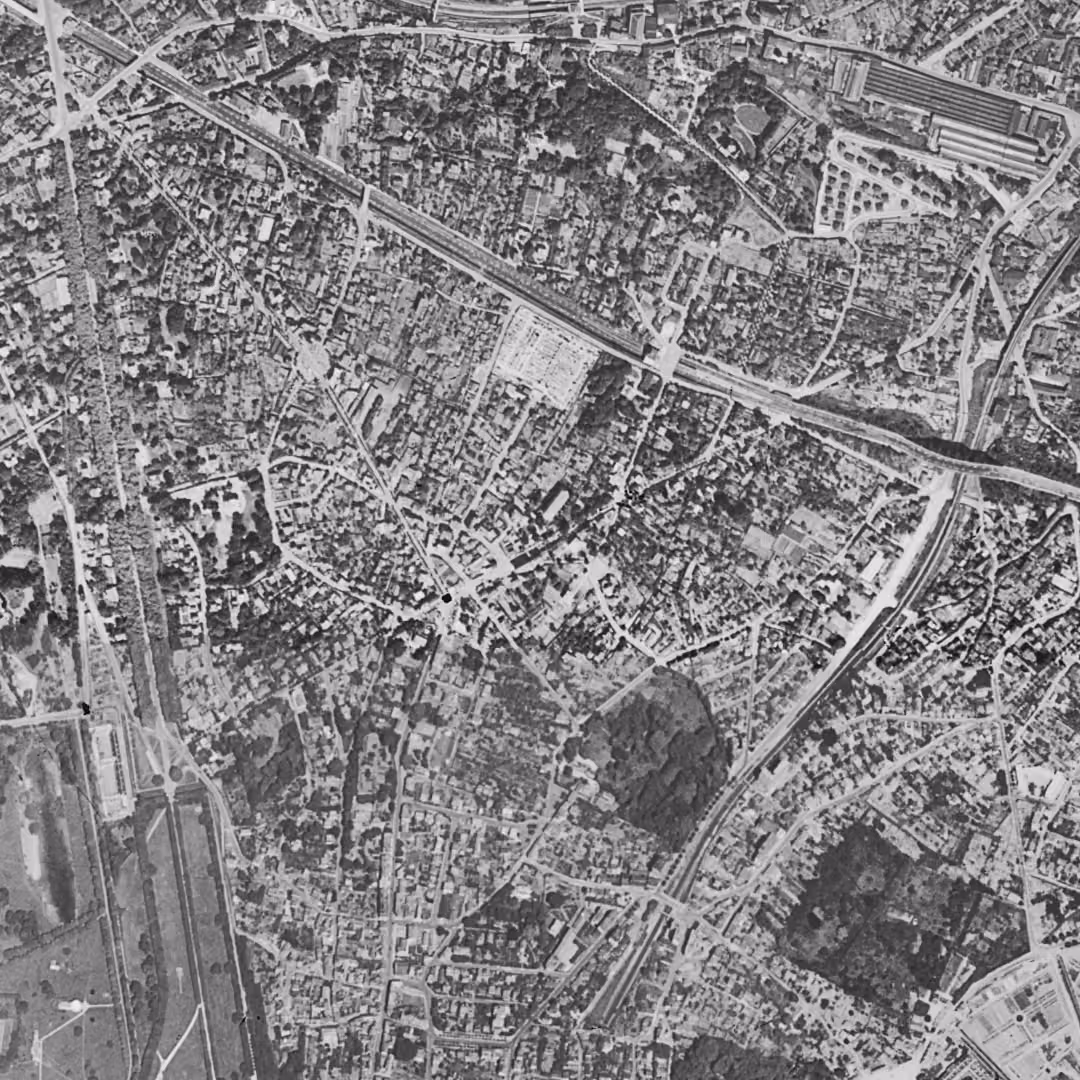 Meudon en 1949, le centre vu du ciel, au même cadrage