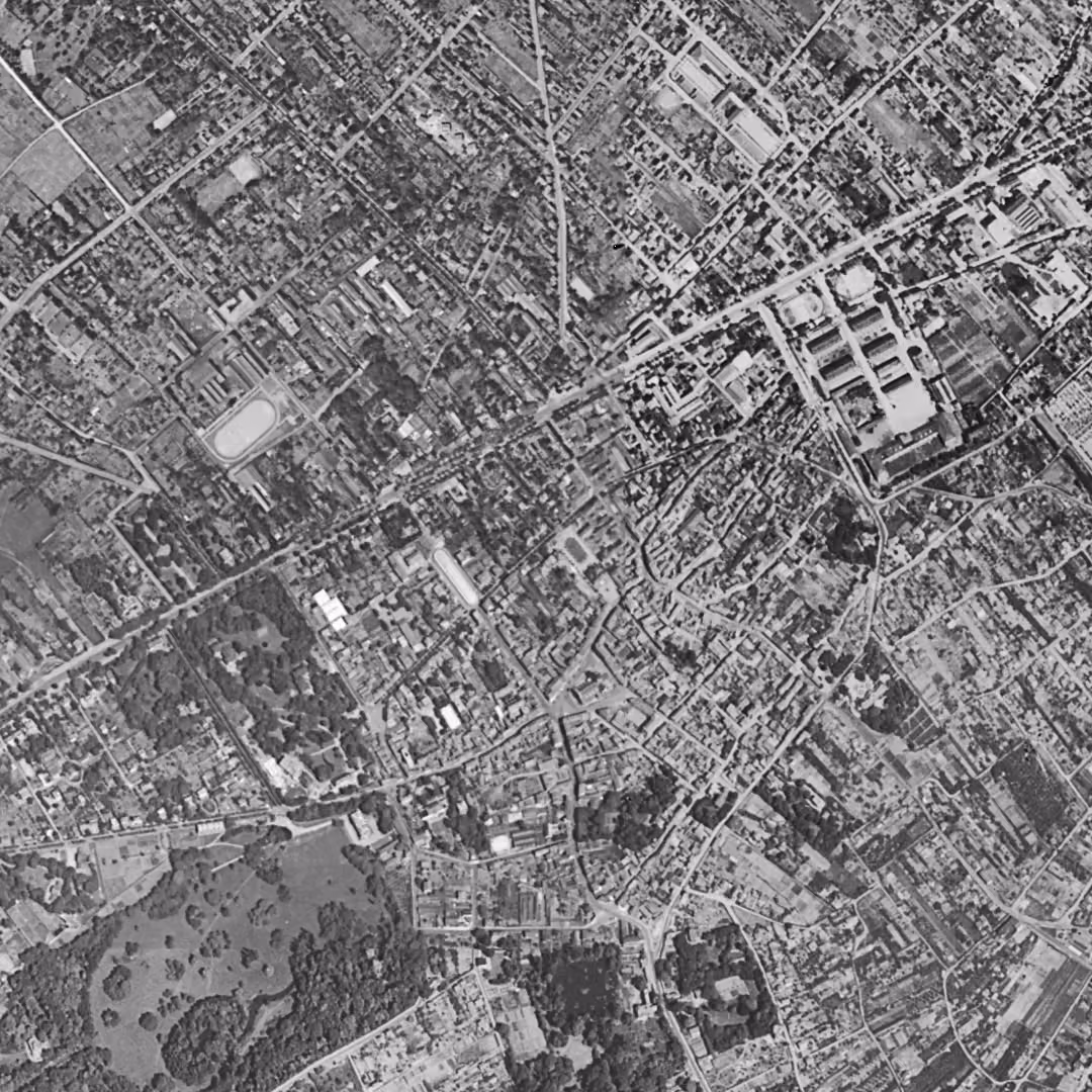 Rueil-Malmaison en 1949, le centre vu du ciel, au même cadrage