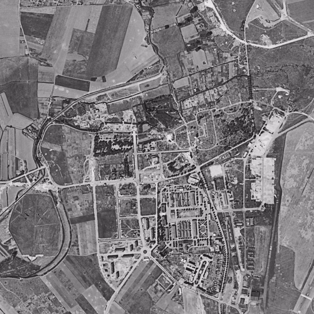 Dugny en 1949, le centre vu du ciel, au même cadrage
