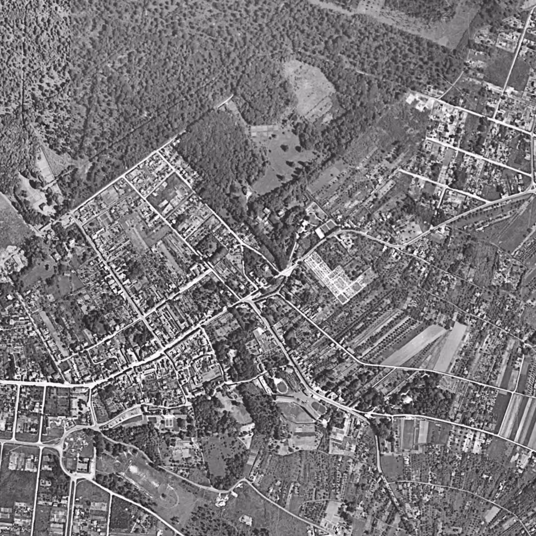 Montfermeil en 1949, le centre vu du ciel, au même cadrage