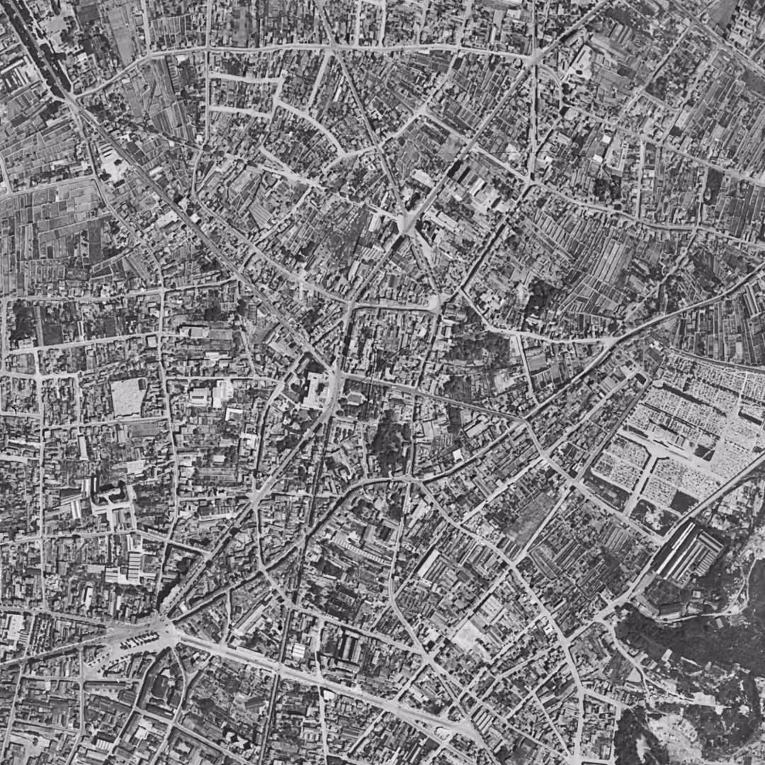 Montreuil en 1949, le centre vu du ciel, au même cadrage