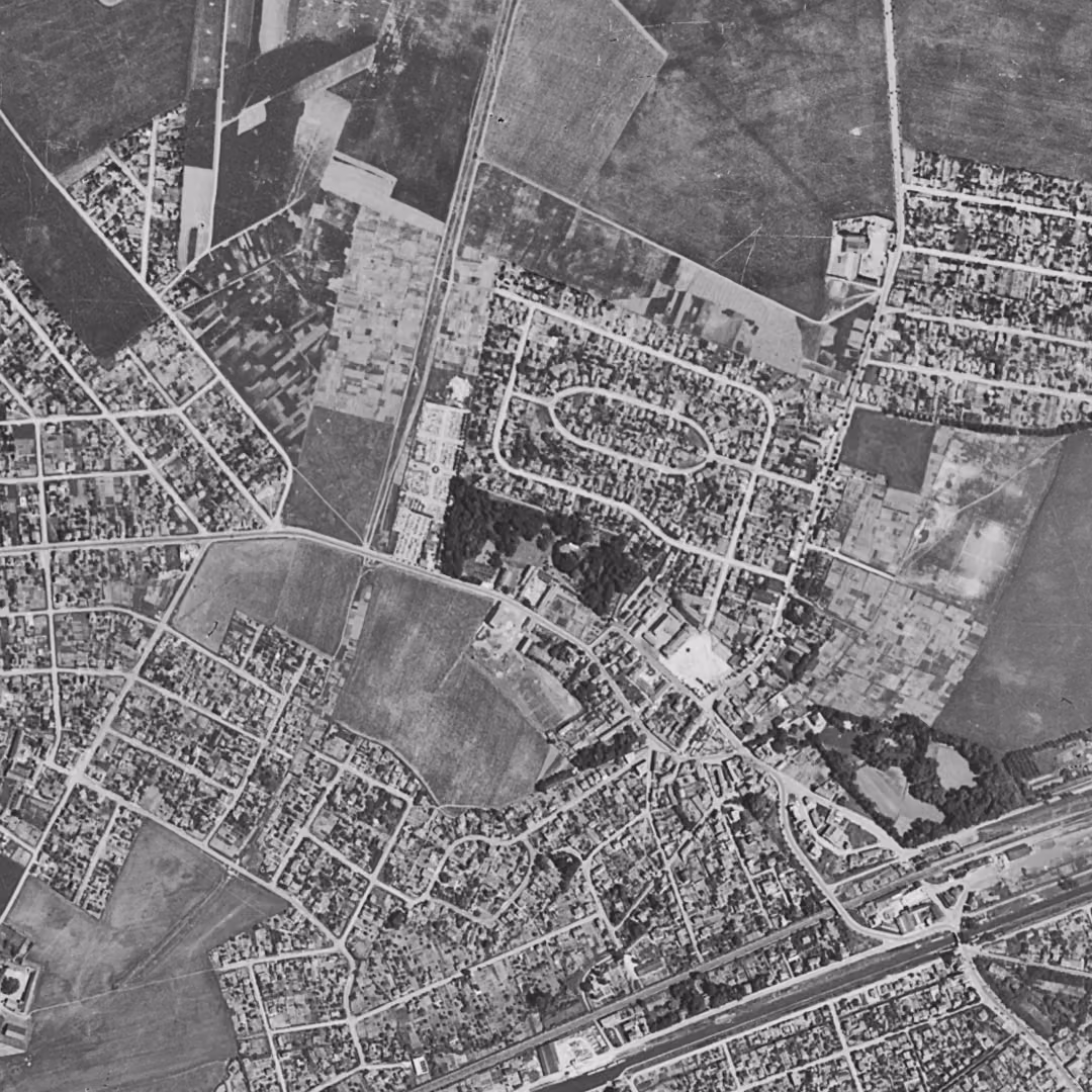 Sevran en 1949, le centre vu du ciel, au même cadrage