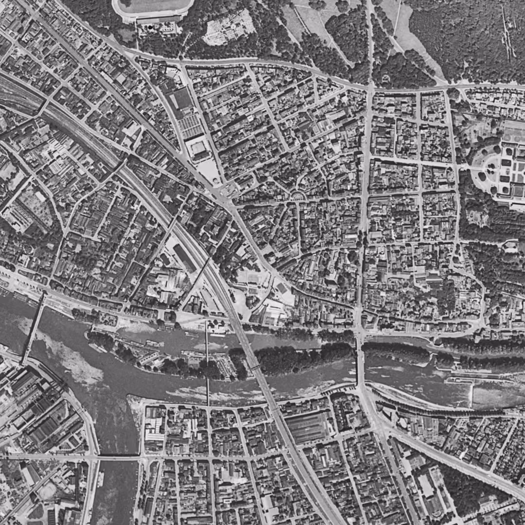 Charenton-le-Pont en 1949, le centre vu du ciel, au même cadrage