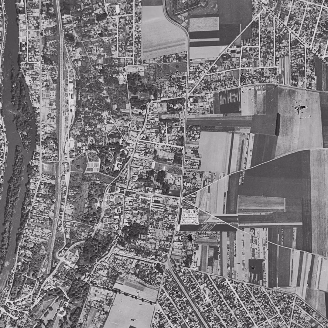 Chennevières-sur-Marne en 1949, le centre vu du ciel, au même cadrage
