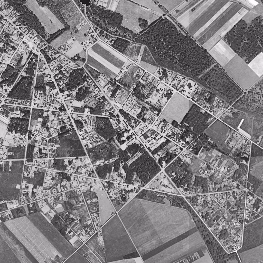 Le Plessis-Trévise en 1949, le centre vu du ciel, au même cadrage