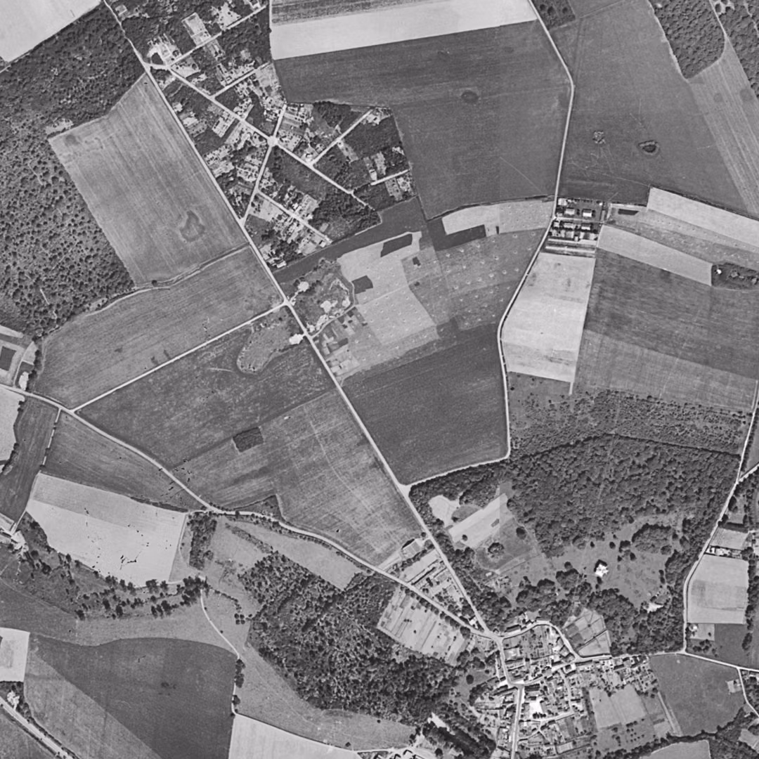 La Queue-en-Brie en 1949, le centre vu du ciel, au même cadrage
