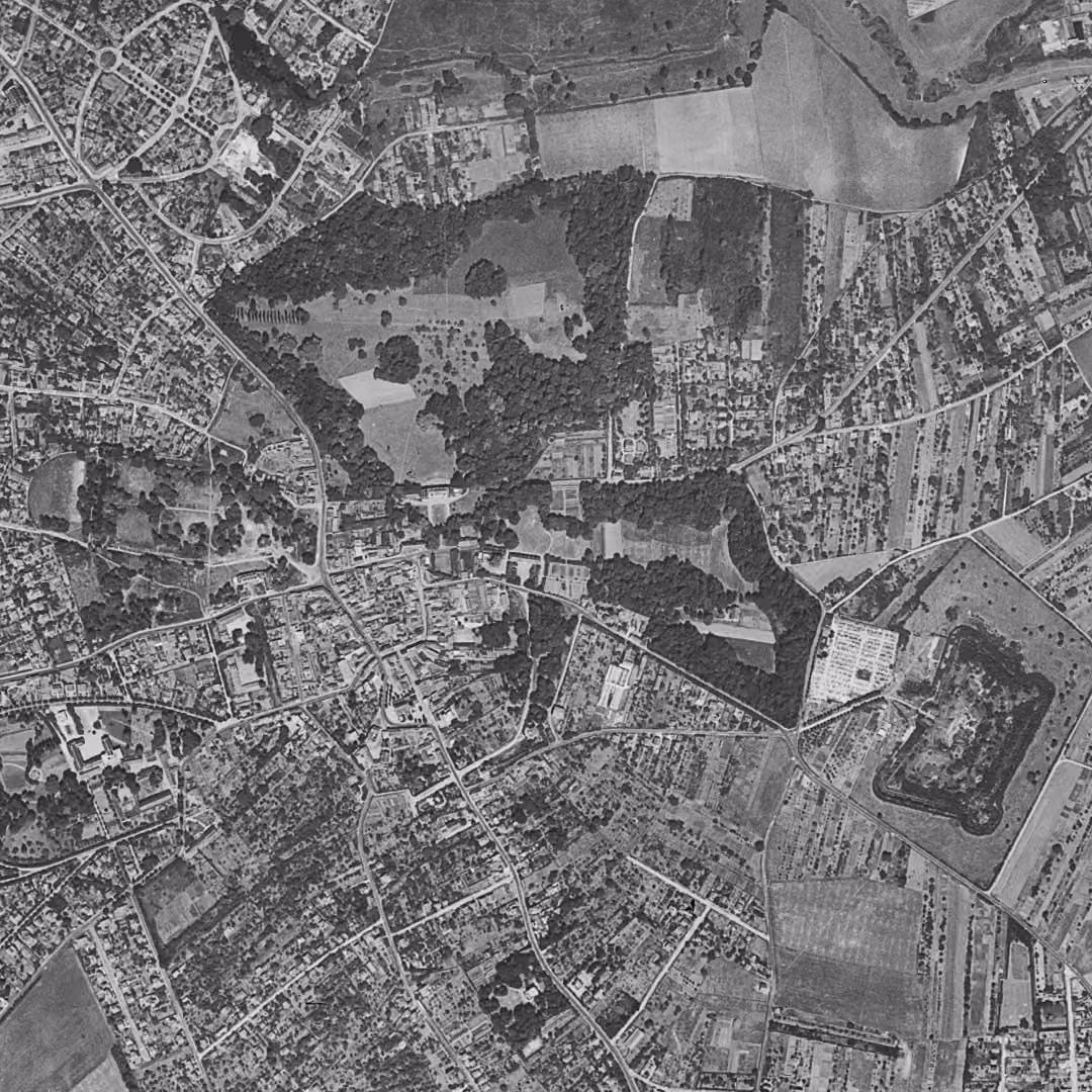 Sucy-en-Brie en 1949, le centre vu du ciel, au même cadrage