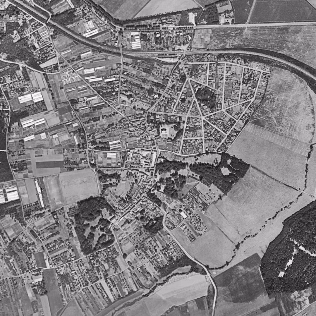 Villecresnes en 1949, le centre vu du ciel, au même cadrage