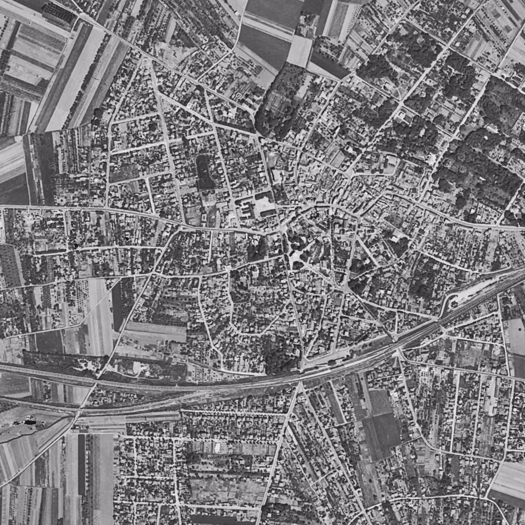 Villiers-sur-Marne en 1949, le centre vu du ciel, au même cadrage