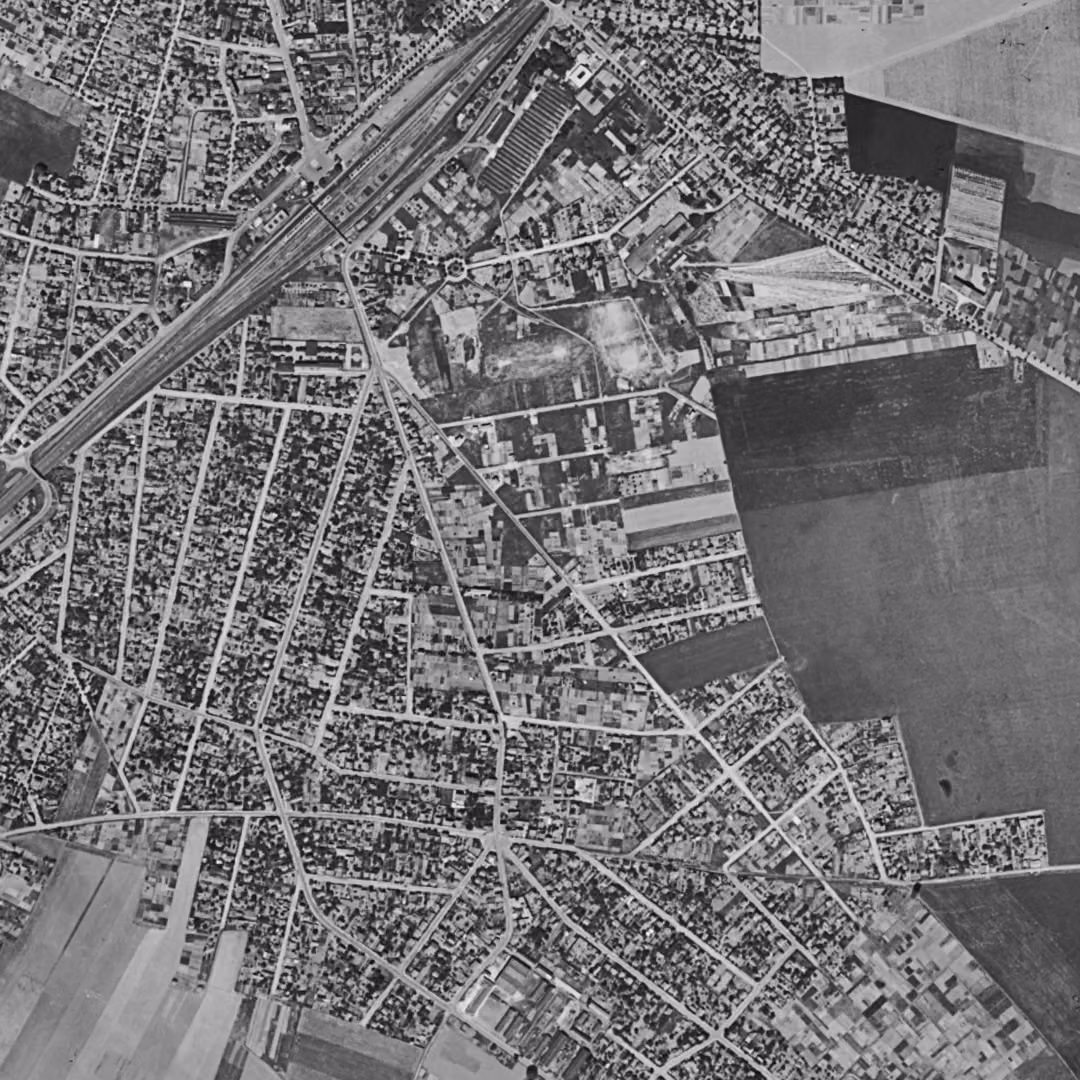 Arnouville en 1949, le centre vu du ciel, au même cadrage